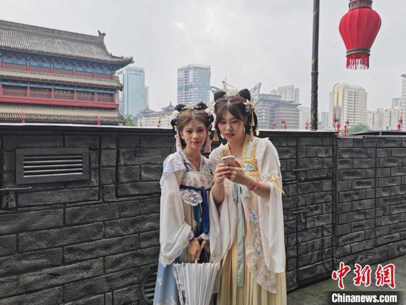 西安,这座历史与现代交织的城市,不仅拥有悠久的历史文化,还有许多现代化的景点和美食等待着游客探索。