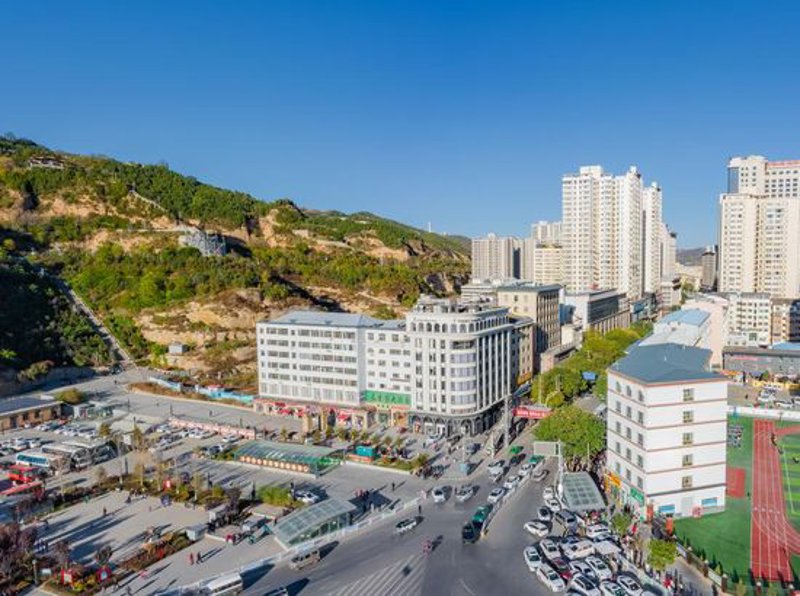 西安，这座历史悠久的城市，不仅拥有兵马俑的壮观、古城墙的雄伟，还有大雁塔的独特魅力。今天就带大家走进西安，一起探索这座城市的文化与美景。